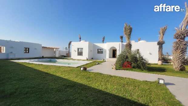 GRANDE MAISON SUR MEZRAYA DJERBA ZA - RÉF V693