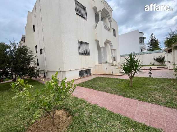 A vendre une villa s3 avec jardin à la Marsa 